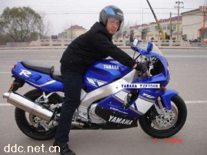 雅马哈YZF750R摩托车跑车